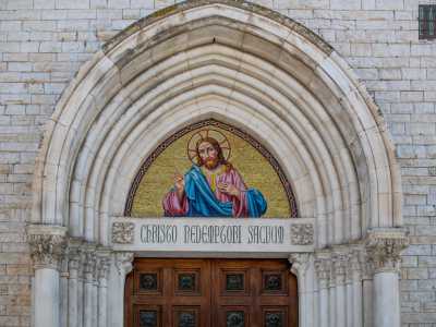 Notiamo subito il portale gotico contraddistinto dalla presenza di una serie di archi che conducono alla lunetta centrale dove � raffigurato il Christus Pantocrator bizantino su fondo dorato